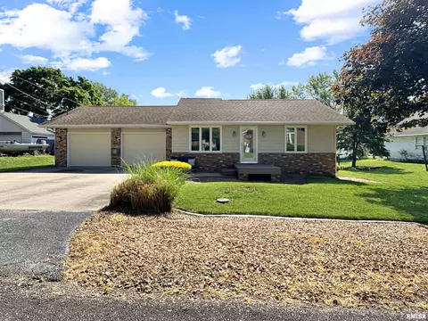 408 S Cedar St, Delavan, IL 61734