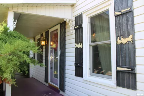 153 S Apple St, Farmington, IL 61531