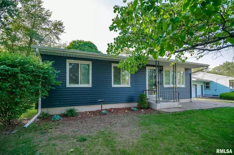 325 Edgewood Dr, Pekin, IL 61554