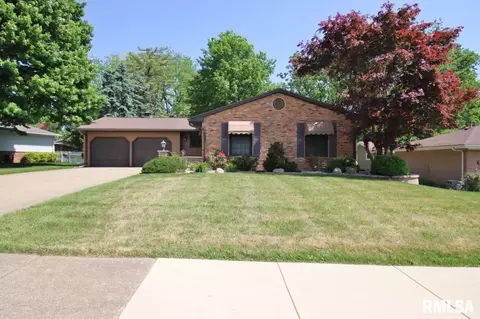 2 Gale Ct, Pekin, IL 61554