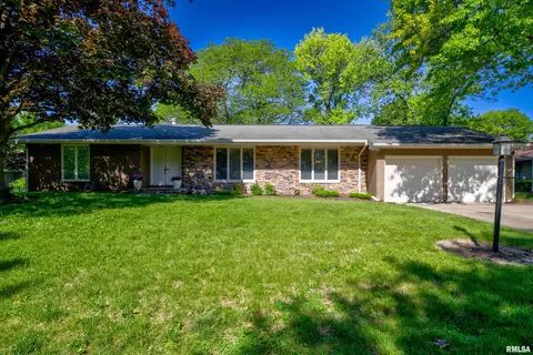 7305 N Edgewild Dr, Peoria, IL 61614
