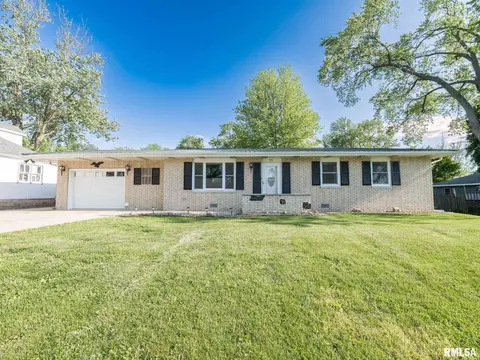 221 E Parkside Dr, Washburn, IL 61570