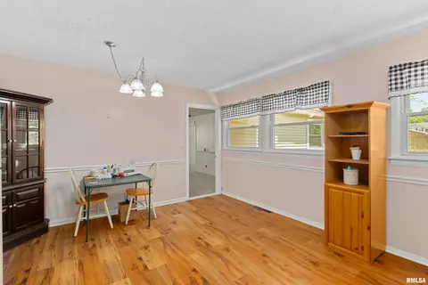 Dining - 110 Bess St, Washington, IL 61571 photo 1 of 3