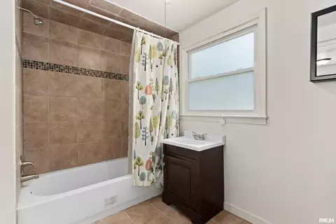 Bath - 110 Bess St, Washington, IL 61571 photo 1 of 3