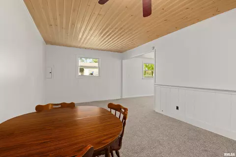 Dining - 110 Bess St, Washington, IL 61571 photo 3 of 3