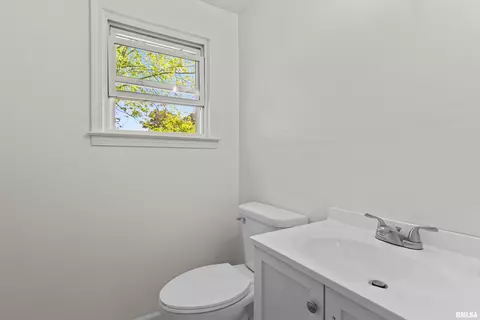 Bath - 110 Bess St, Washington, IL 61571 photo 2 of 3