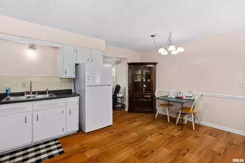 Dining - 110 Bess St, Washington, IL 61571 photo 2 of 3