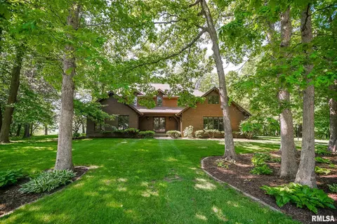 9701 N Cherrybark Ct, Peoria, IL 61615