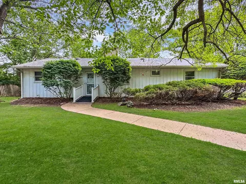 6006 N Big Hollow Rd, Peoria, IL 61615
