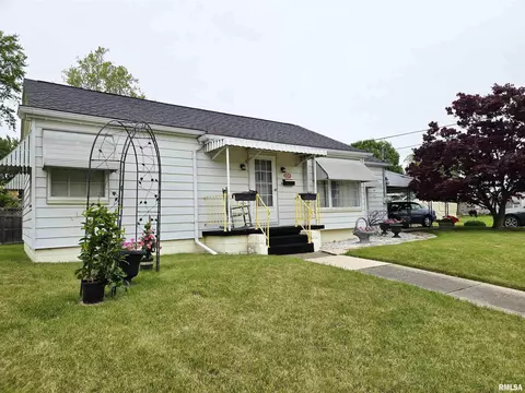 225 E Hickory St, Canton, IL 61520 photo 2