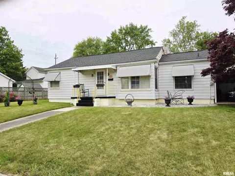 225 E Hickory St, Canton, IL 61520