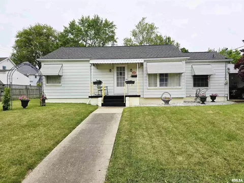 225 E Hickory St, Canton, IL 61520 photo 3