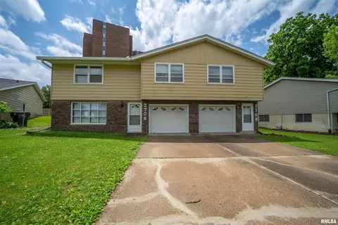 2706 W Millbrook Ct, Peoria, IL 61615