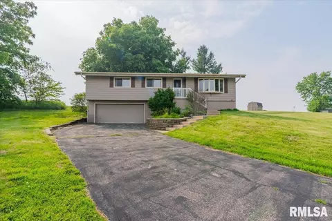 2313 Bay Colony Dr, Pekin, IL 61554
