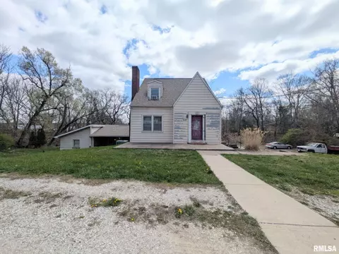 910 Pekin Ave, Creve Coeur, IL 61610