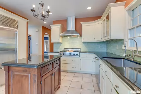 Kitchen - 100 W Windflower Way, Dunlap, IL 61525 photo 3 of 4