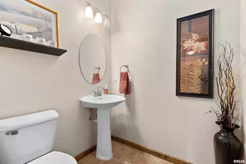 Bath - 7708 W Thorngate Dr, Mapleton, IL 61547 photo 1 of 7