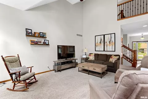 Living - 7708 W Thorngate Dr, Mapleton, IL 61547 photo 3 of 3