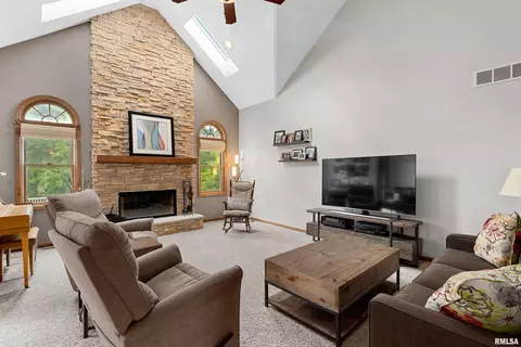 Living - 7708 W Thorngate Dr, Mapleton, IL 61547 photo 1 of 3