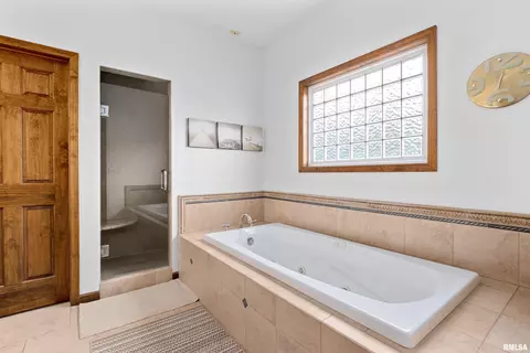 Bath - 7708 W Thorngate Dr, Mapleton, IL 61547 photo 2 of 7