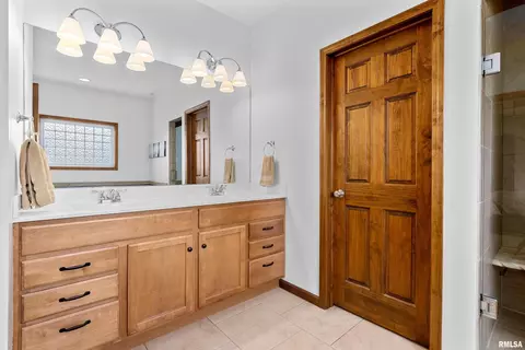 Bath - 7708 W Thorngate Dr, Mapleton, IL 61547 photo 3 of 7