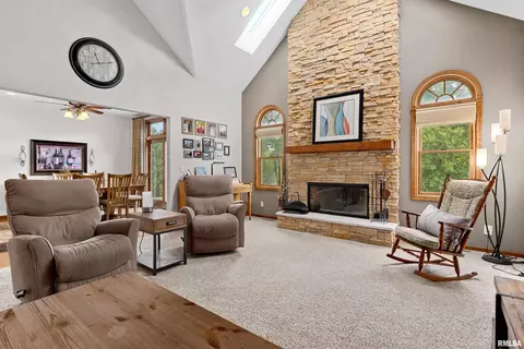Living - 7708 W Thorngate Dr, Mapleton, IL 61547 photo 2 of 3