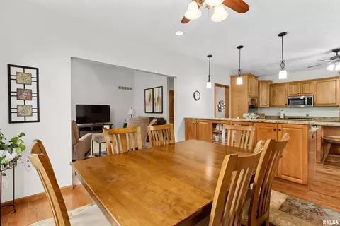 Dining - 7708 W Thorngate Dr, Mapleton, IL 61547 photo 2 of 5