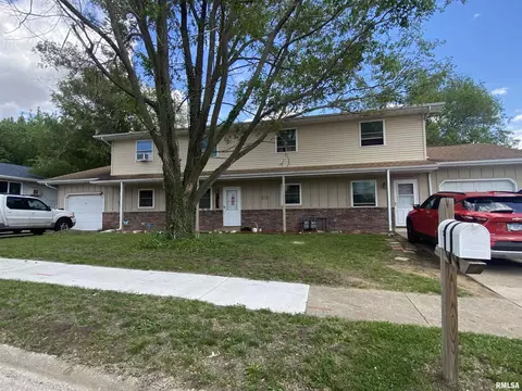 210 N Parkway Dr, Pekin, IL 61554