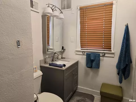 605 S Main St, Canton, IL 61520 photo 5