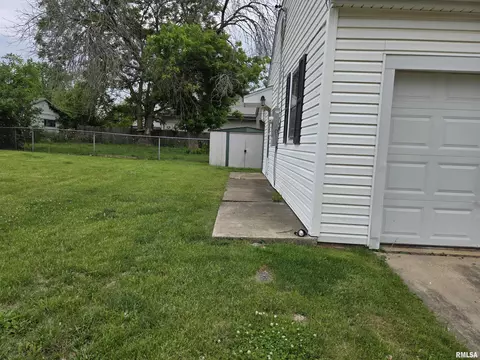 605 S Main St, Canton, IL 61520 photo 26