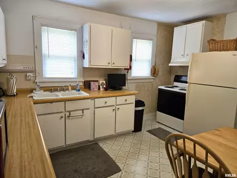 605 S Main St, Canton, IL 61520 photo 9