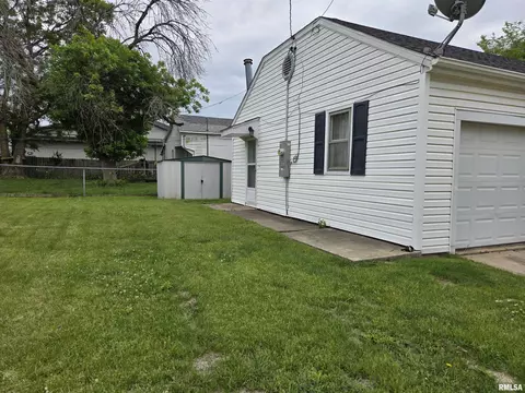 605 S Main St, Canton, IL 61520 photo 27