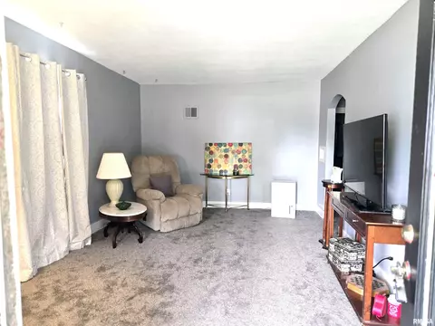 605 S Main St, Canton, IL 61520 photo 3