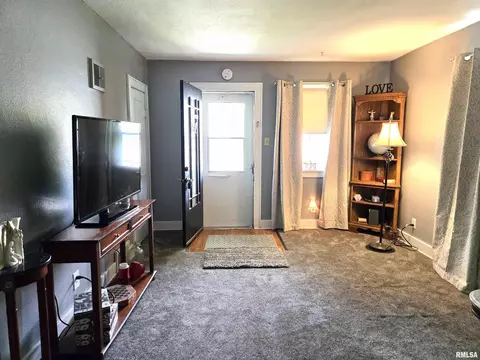 605 S Main St, Canton, IL 61520 photo 4