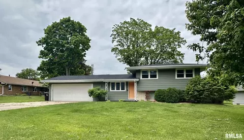 9111 N Pine Tree Rd, Peoria, IL 61615