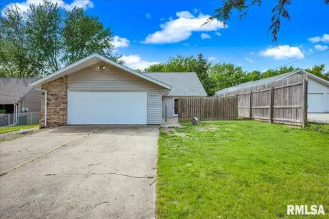 14537 N Grandview Dr, Chillicothe, IL 61523