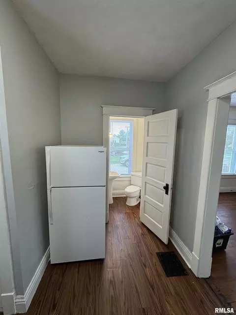 Entry Way - 60 E Ash St, Canton, IL 61520 photo 3 of 5