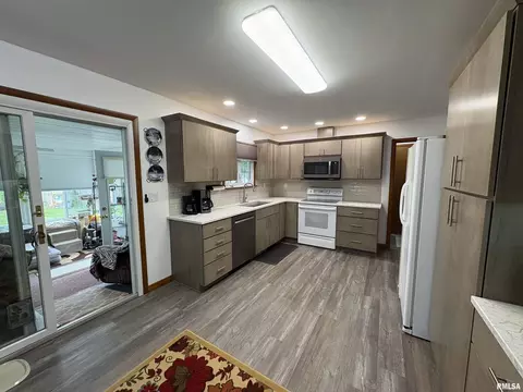508 Oak St, Delavan, IL 61734 photo 9