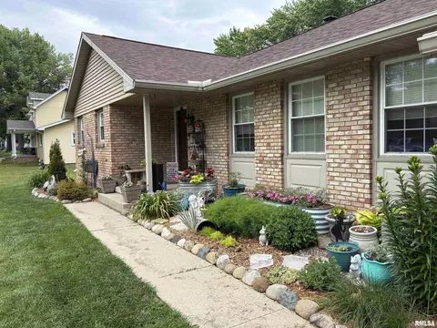 508 Oak St, Delavan, IL 61734 photo 2