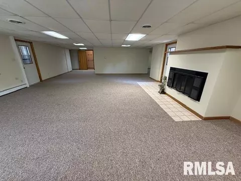 Living - 1 Marty Ln, Macomb, IL 61455 photo 9 of 10