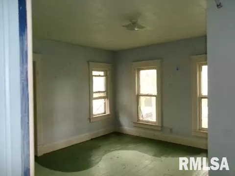 Bedroom - 896 E Chestnut St, Canton, IL 61520 photo 6 of 10