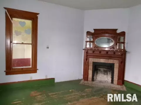 Living - 896 E Chestnut St, Canton, IL 61520 photo 1 of 2