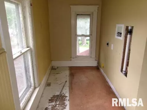 Entry Way - 896 E Chestnut St, Canton, IL 61520 photo 2 of 3