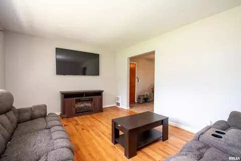 Living - 116 Sunset Ln, Germantown Hills, IL 61548 photo 2 of 5