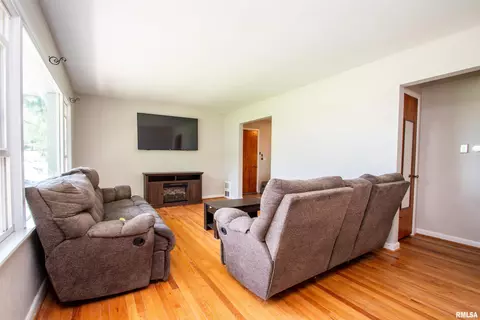 Living - 116 Sunset Ln, Germantown Hills, IL 61548 photo 4 of 5