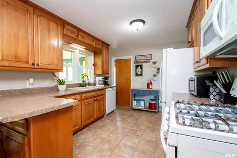 Kitchen - 116 Sunset Ln, Germantown Hills, IL 61548 photo 3 of 6