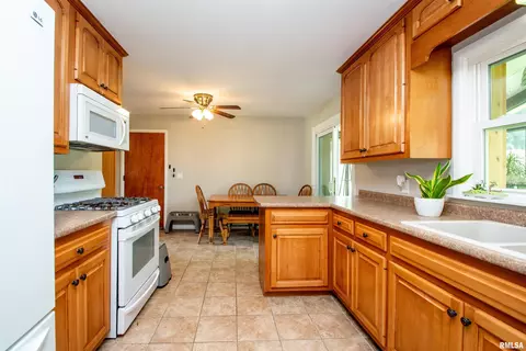 Kitchen - 116 Sunset Ln, Germantown Hills, IL 61548 photo 5 of 6
