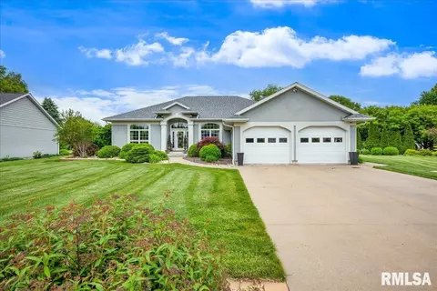 4 Fairway Dr, Monmouth, IL 61462