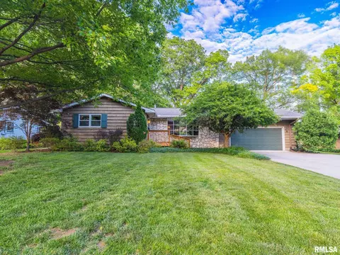 10 Oak Hill Ct, Pekin, IL 61554