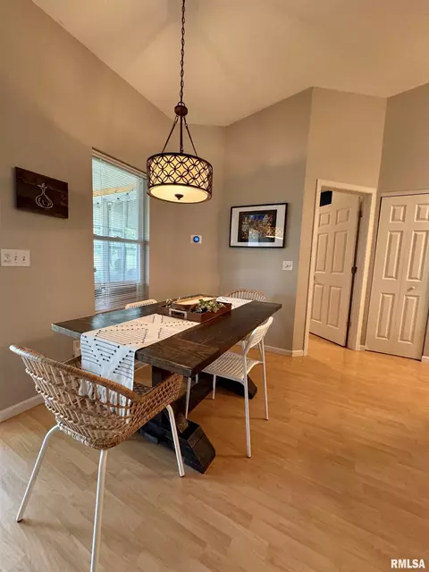 1041 Hawthorn Rdg, Macomb, IL 61455 photo 7